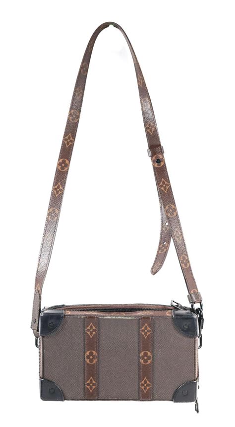 louis vuitton taiga shoulder bag